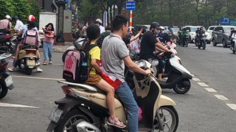 Nhiều phụ huynh Hà Nội không đội mũ bảo hiểm, lượn lách trong giờ tan tầm đi đón con