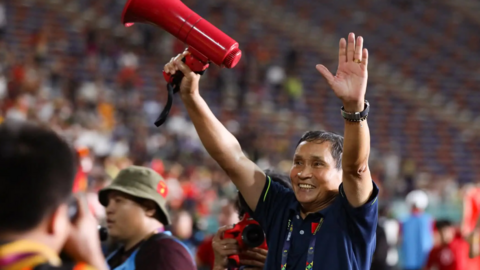 Những hình ảnh ít thấy của HLV Mai Đức Chung trong ngày làm nên lịch sử cùng tuyển nữ Việt Nam