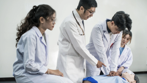 "Tổ hợp lạ" xét tuyển ngành Y bằng môn Văn gây phản ứng trái chiều