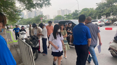 Ngày đầu thi vào lớp 10 Hà Nội: Có phụ huynh ngất xỉu, nhiều em đến trường thi sát giờ đóng cổng