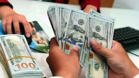 Ngày 5/7, giá USD tăng mạnh lên gần 24.000 đồng