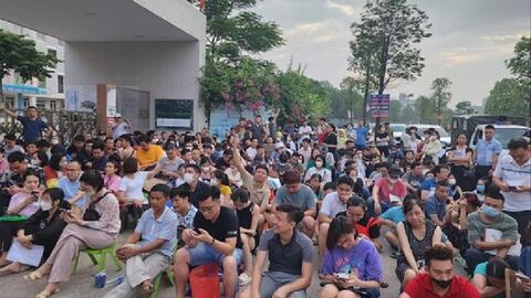 Phụ huynh trắng đêm xếp hàng giành suất lớp 10 cho con và bài toán quy hoạch trường học ở Thủ đô