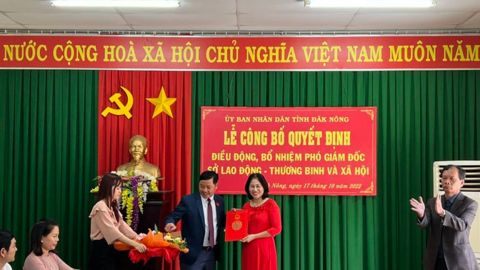 Cho thôi việc phó giám đốc sở xin nghỉ hưu ngay tại lễ bổ nhiệm