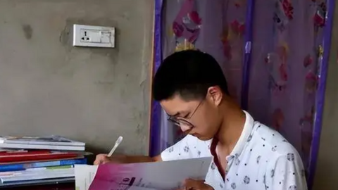 Học sinh giỏi nhất trường thi đại học đạt điểm dưới trung bình và sự thật đau lòng phía sau