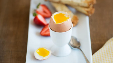 Thao tác xử lý trứng gà dễ dẫn bệnh ung thư vào người