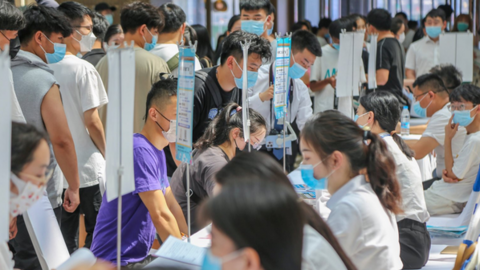 ‘Cơn ác mộng’ đang ám ảnh Trung Quốc: Muốn thúc đẩy lao động trình độ cao, nhưng người có bằng thạc sĩ phải làm… nghề phân loại rác