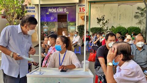 Nhiều bệnh viện ngừng mổ phaco, quá tải cho Bệnh viện Mắt Tp.HCM