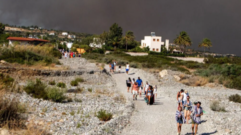 Cháy lớn tại Hy Lạp: Du khách tháo chạy, cảnh tượng chưa từng có