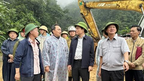 Hình ảnh Phó Thủ tướng Trần Lưu Quang lội bùn vào hiện trường vụ sạt lở đèo Bảo Lộc