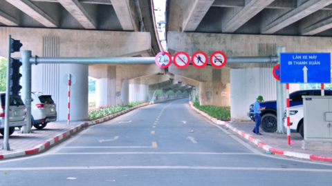 Cầu vòm sắt hồ Linh Đàm biến thành bãi đỗ xe