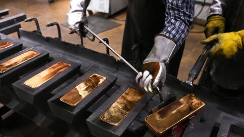 Sau 18 tháng chiến sự, Nga tái khởi động mua vàng và ngoại hối