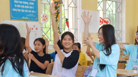 Học sinh trường top ở Hà Nội tác nghiệp nghề "giáo", chia sẻ yêu thương với các em nhỏ có mảnh đời nhiều khó khăn