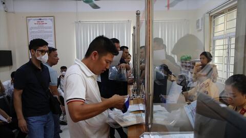 Bắt đầu định danh biển số xe: Xếp hàng dài sang tên ô tô trước 15/8