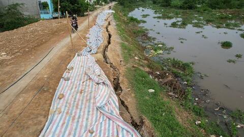 Đê Sông Càn nứt toác trước mùa mưa bão, nghìn hộ dân bất an