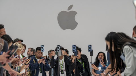 Khởi đầu mờ nhạt của iPhone 15 tại Việt Nam: Lượt thảo luận chỉ bằng một nửa iPhone 14, người dùng lưỡng lự chuyện "lên đời"