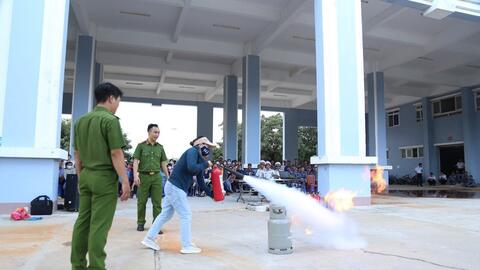 Vùng 4 Hải quân tập huấn và luyện tập xử trí phòng chống cháy nổ