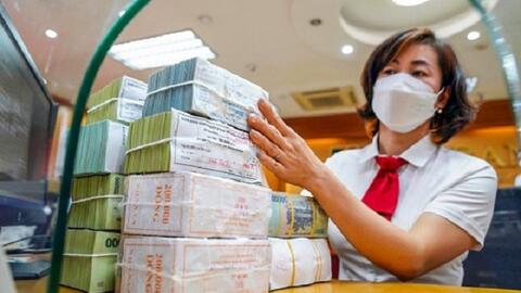 Thừa tiền, hút tiền và nền kinh tế đang chệch hướng?