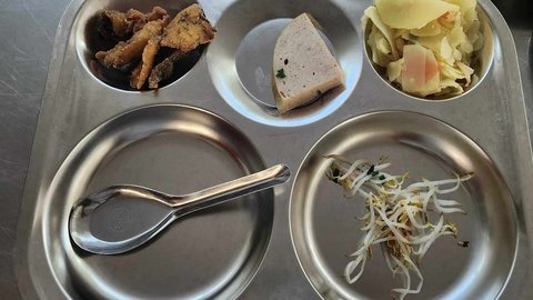 Vụ suất ăn lèo tèo giá 32.000 đồng: Công ty nhận lỗi, hứa bù lại cho học sinh