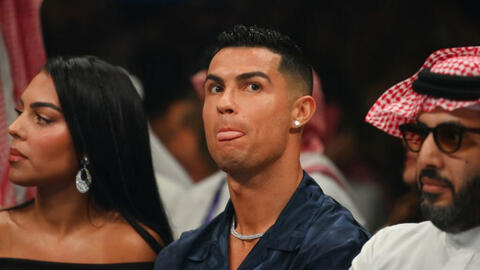 Ronaldo đeo trang sức đắt tiền cùng bạn gái đi dự sự kiện, gương mặt sau đó biến sắc vì một lý do