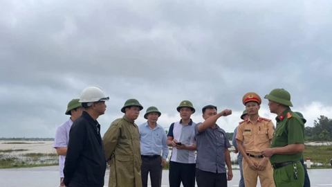 9 công nhân thi công cao tốc Bắc - Nam bị mắc kẹt do nước lũ lên nhanh