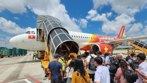 Giá vé máy bay Tết tăng cao, người lao động đứng trước mối lo phương tiện về quê