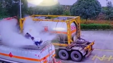 Trung Quốc: Xe bồn chở dầu phát nổ khiến 2 người thiệt mạng, cảnh tượng lửa lan tứ phía gây ám ảnh