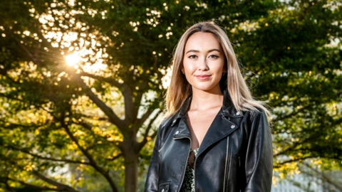 Nữ ca sĩ 22 tuổi sẽ hát mở màn đêm diễn của Westlife tại Việt Nam là ai?