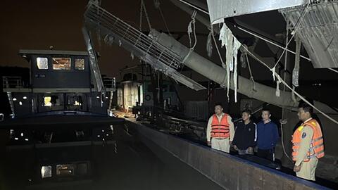 Bắt quả tang 2 tàu "cát tặc" đang khai thác trên sông Hồng