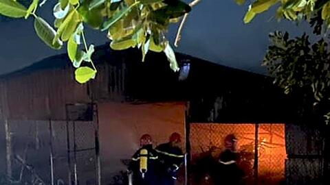 Lửa cháy dữ dội tại nhà xe Trường Đại học Hồng Đức lúc rạng sáng