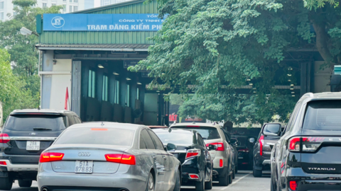 Tái diễn cảnh ô tô xếp hàng dài đăng kiểm, người dân có bị “làm khó”?