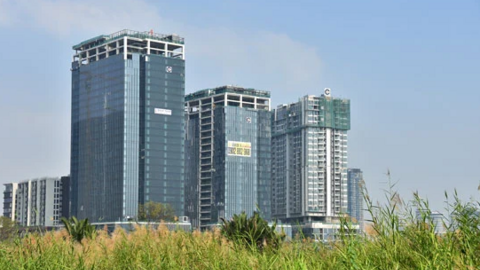 Bất động sản cầm cự chờ hồi phục