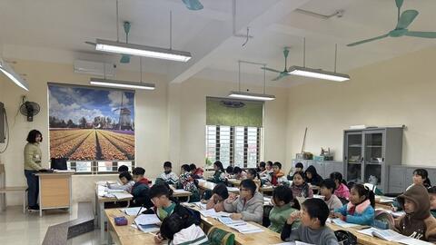 Nhiều trẻ mầm non, học sinh đi học dù trời rét đậm