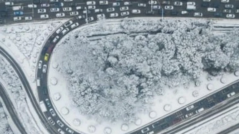 Bão tuyết Trung Quốc làm gián đoạn giao thông, cả triệu người nguy cơ mắc kẹt