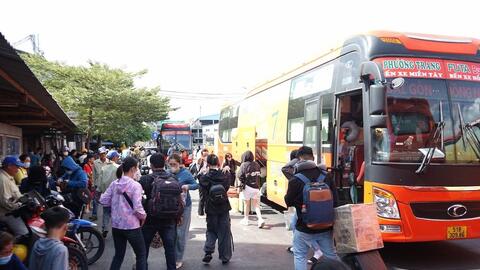 Người dân ùn ùn trở lại TP Hồ Chí Minh sau Tết