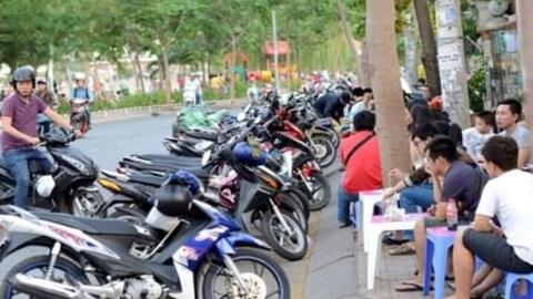 Lỗi đỗ xe máy dưới lòng đường phạt bao nhiêu?