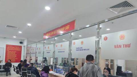Hà Nội: Người dân đổ xô đi cấp đổi giấy phép lái xe
