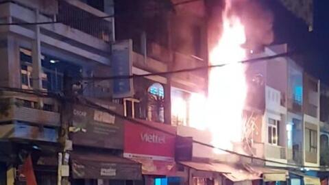 Lửa dữ dội bao trùm cửa hàng bán giấy trong đêm ở TPHCM