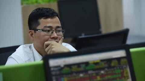 Điều gì khiến chứng khoán phản ứng tiêu cực?