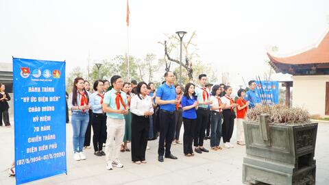 Tuổi trẻ Thủ đô tưởng niệm các liệt sĩ tại Điện Biên Phủ