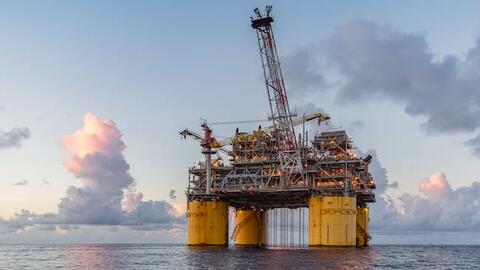 Dầu tăng giá trước những tín hiệu tích cực về nhu cầu