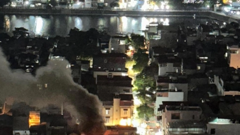 Hà Nội: Cháy nhà 3 tầng trong ngõ Vũ Tông Phan, cảnh sát nỗ lực dập lửa