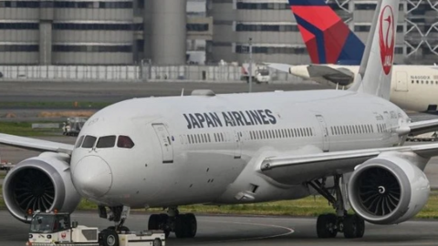 Máy bay chở hơn 300 khách sắp cất cánh bị va chạm mạnh