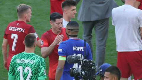 Bị tác động "vật lý", Mbappe chửi thẳng mặt đàn anh lừng danh ở Euro 2024