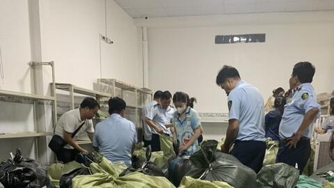 Kiểm tra đột xuất hộ chuyên livestream, tạm giữ 10 tấn hàng trị giá hơn 1 tỷ