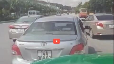 Tạm giữ 2 tài xế taxi dù chèn ép xe trên Quốc lộ 18