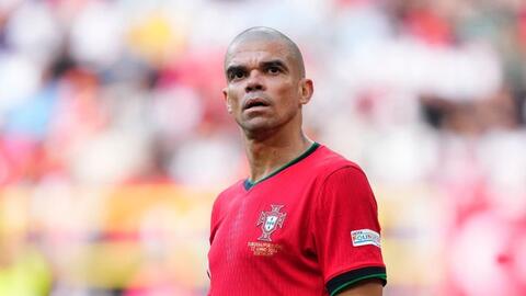 Đen đủi như Pepe: Bị loại tại EURO, bị chủ tịch CLB đẩy ra đường