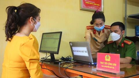 Từ tháng 8, người dân có thể bấm biển số xe trên VNeID