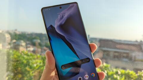 Mẫu điện thoại Trung Quốc đắt ngang iPhone 15 Pro Max bị nghi gây hỏng chip trong căn cước công dân