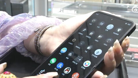 Chi gần 100 triệu mua điện thoại Vertu, người phụ nữ đòi trả lại hàng ngay lập tức vì máy quá “đơ lag”