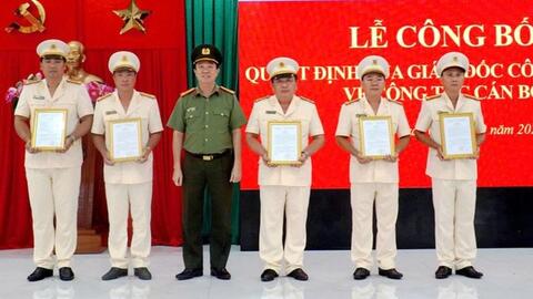 Công an tỉnh Long An điều động, bổ nhiệm 6 sĩ quan cấp tá